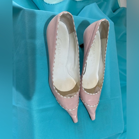 * WOW!! Chanel Light Pink Pumps with White Trim. Pointed Toe. Size 7.5-8 (38.5) - Picture 4 of 10